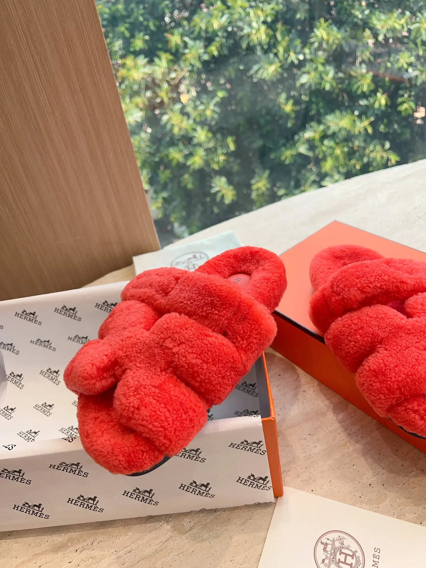👟👟Ex-factory price 500👟👟 (Top version) Hermes Hermès Second Uncle Fur Slippers Can be made without standard: [Note: No standard needs to be customized] In 2024, the official website and Xiaohongshu will synchronize the latest color matching Hermès hot models, upgraded workmanship, high quality! Fashionable small wool H-slip autumn and winter style flat-soled wool mop. Fabric: Imported lamb's roll real wool. Lining: Imported lamb's roll real wool. Outsole: Genuine leather outsole. Size: 35-43, [Note: 41, 42, 43 customized]